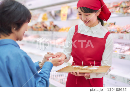 スーパーマーケットの試食コーナーで働く若い女性 スーパーマーケットの試食コーナーで働く若い女性 139488685