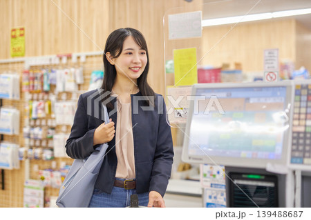 セルフレジでスマートフォン決済をする若い女性 139488687