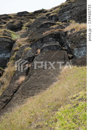 ラノ・ララクの山の中腹にある制作途中の巨大なモアイ像、イースター島2025年11月 ラノ・ララクの山の中腹にある制作途中の巨大なモアイ像、イースター島2025年11月 139488735