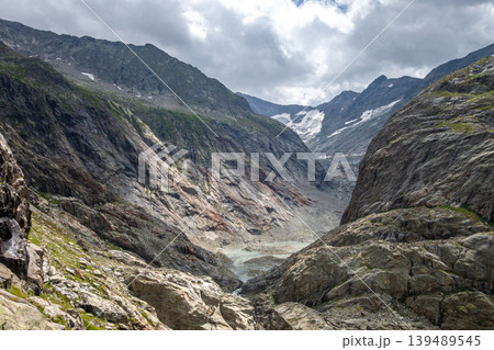 Glacial valley of Tre-La-Tete with rocky cliffs in Les Contamines-Montjoie, France Glacial valley of Tre-La-Tete with rocky cliffs in Les Contamines-Montjoie, France 139489545