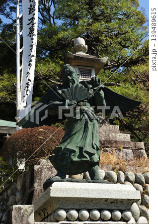本堂と天狗像 本堂と天狗像 139489615