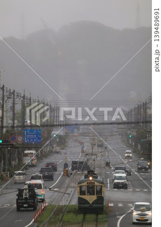 雨の日を走る とさでん交通207号 雨の日を走る とさでん交通207号 139489691