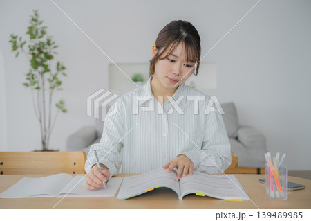 自宅で勉強する女性 139489985