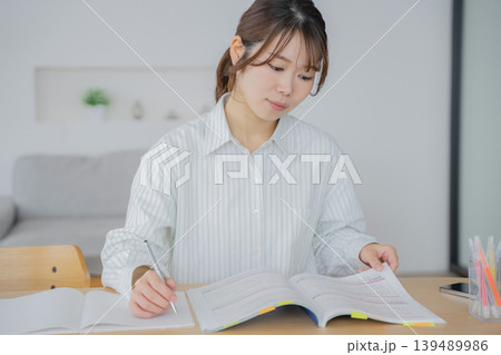 自宅で勉強する女性 139489986
