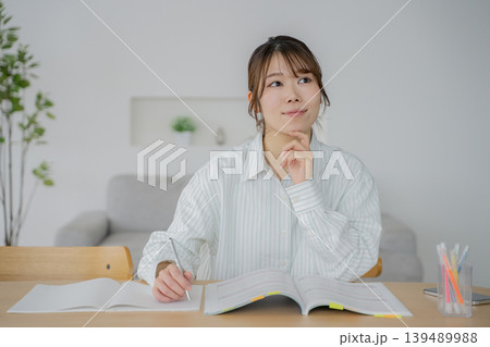 自宅で勉強する女性 自宅で勉強する女性 139489988