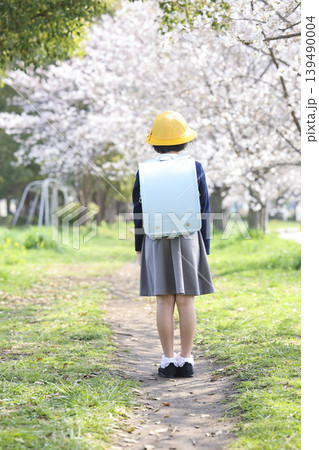 桜の木の下に立つ新一年生 139490004