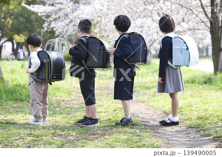 桜の木の下に立つ新一年生 桜の木の下に立つ新一年生 139490005