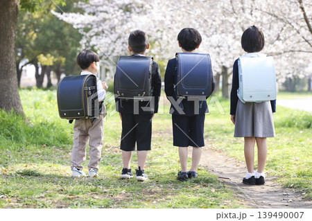 桜の木の下に立つ新一年生 桜の木の下に立つ新一年生 139490007