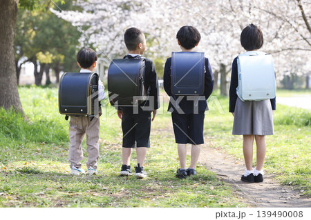 桜の木の下に立つ新一年生 桜の木の下に立つ新一年生 139490008