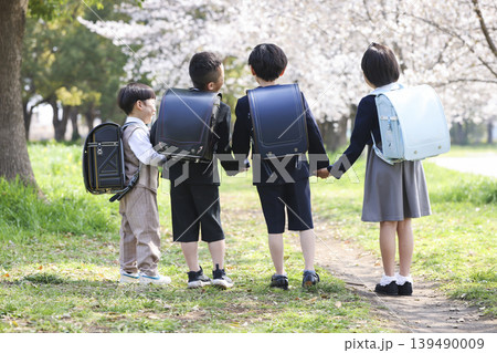 桜の木の下に立つ新一年生 桜の木の下に立つ新一年生 139490009