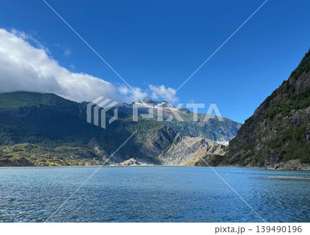 ナゲット滝から見たマクギニス山とストロラー・ホワイト山、右奥にメンデンホール氷河、2025年8月 ナゲット滝から見たマクギニス山とストロラー・ホワイト山、右奥にメンデンホール氷河、2025年8月 139490196
