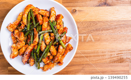 豚ロースとにんにくの芽の炒め物 スタミナ満点の肉野菜炒め 木目テーブル 豚ロースとにんにくの芽の炒め物 スタミナ満点の肉野菜炒め 木目テーブル 139490255