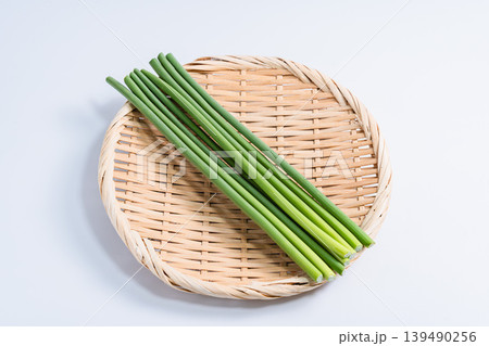 にんにくの芽 ざるに乗せた新鮮野菜 白背景 139490256