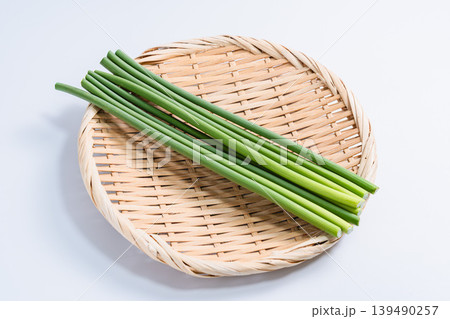 にんにくの芽 ざるに乗せた新鮮野菜 白背景 139490257