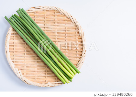 にんにくの芽 ざるに乗せた新鮮野菜 白背景 139490260