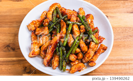 豚ロースとにんにくの芽の炒め物 スタミナ満点の肉野菜炒め 木目テーブル 豚ロースとにんにくの芽の炒め物 スタミナ満点の肉野菜炒め 木目テーブル 139490262