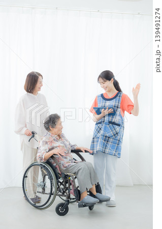 介護する車椅子の高齢者　 139491274