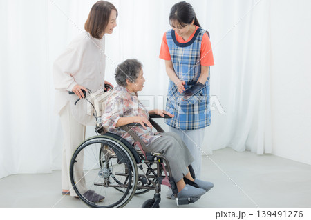 介護する車椅子の高齢者　 139491276