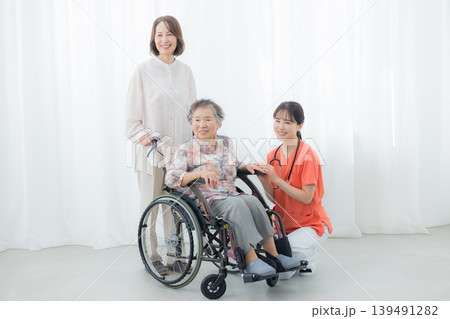介護する車椅子の高齢者　 139491282