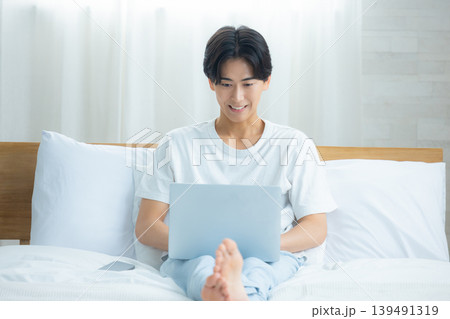 ベッドでパソコンをする男性 ベッドでパソコンをする男性 139491319