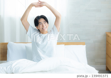 ベッドで寝る男性 ベッドで寝る男性 139491371