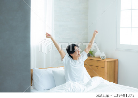 ベッドで寝る男性 ベッドで寝る男性 139491375