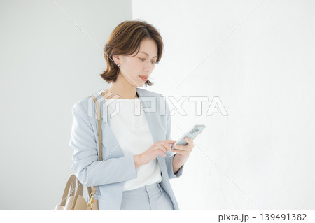 スマホを見る女性 スマホを見る女性 139491382