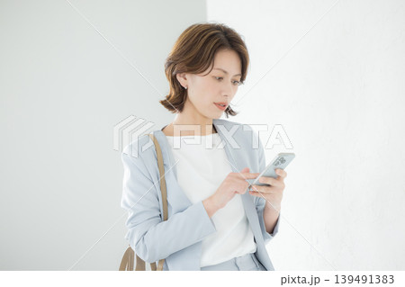 スマホを見る女性 スマホを見る女性 139491383