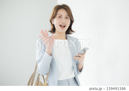 スマホを見る女性 スマホを見る女性 139491386