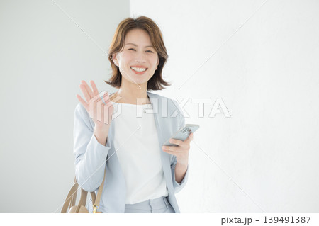 スマホを見る女性  139491387