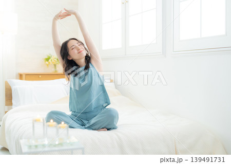 ベッドに座る笑顔の女性 ベッドに座る笑顔の女性 139491731