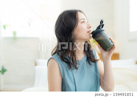 プロテインを飲む女性 139491851