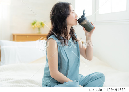 プロテインを飲む女性 プロテインを飲む女性 139491852