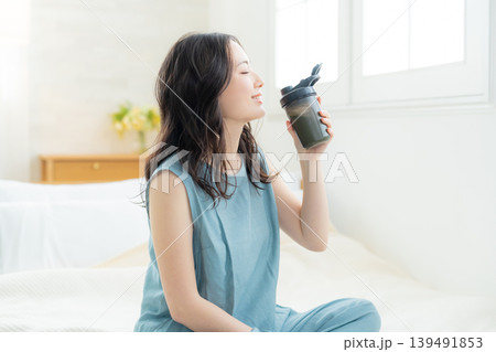 プロテインを飲む女性 プロテインを飲む女性 139491853