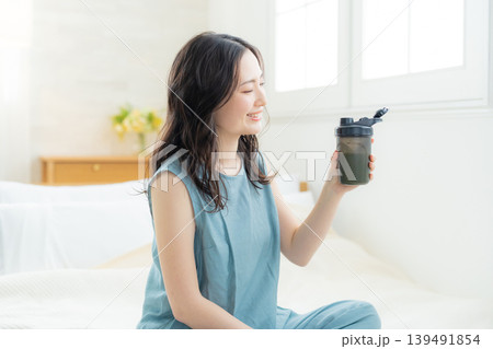 プロテインを飲む女性 139491854