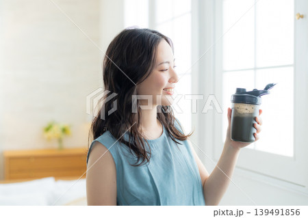 プロテインを飲む女性 プロテインを飲む女性 139491856