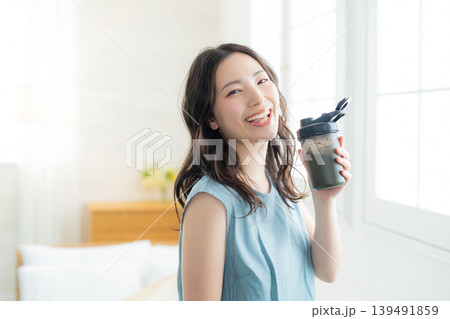 プロテインを飲む女性 139491859
