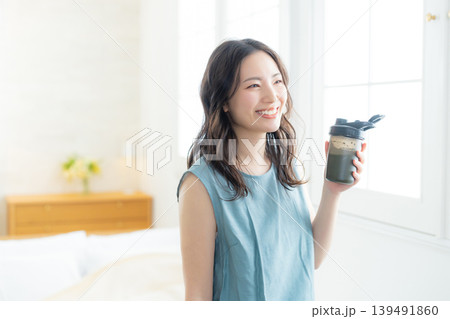 プロテインを飲む女性 プロテインを飲む女性 139491860