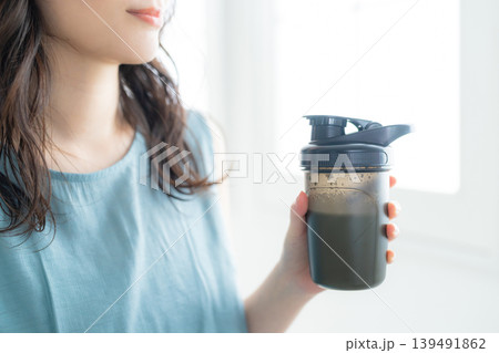 プロテインを飲む女性 プロテインを飲む女性 139491862