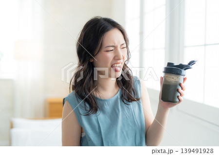 プロテインを飲む女性 プロテインを飲む女性 139491928
