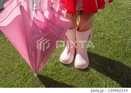 傘を持つ子供 139492234