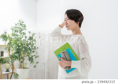 ノートを持った女性 139492315