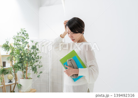 ノートを持った女性 ノートを持った女性 139492316