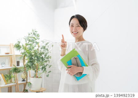 ノートを持った女性 ノートを持った女性 139492319