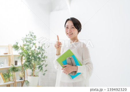 ノートを持った女性 ノートを持った女性 139492320