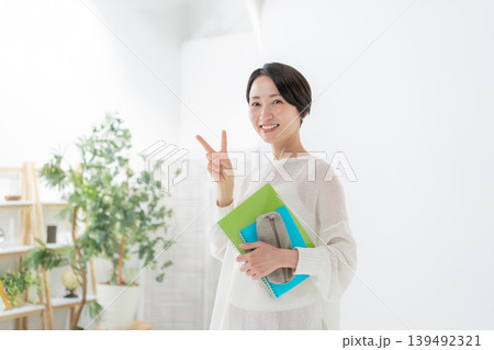 ノートを持った女性 ノートを持った女性 139492321