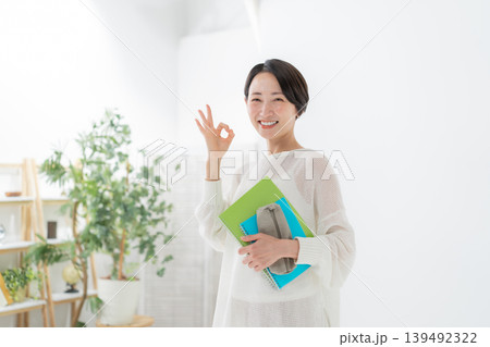 ノートを持った女性 ノートを持った女性 139492322
