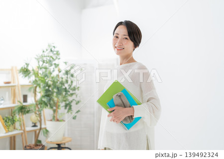 ノートを持った女性 139492324
