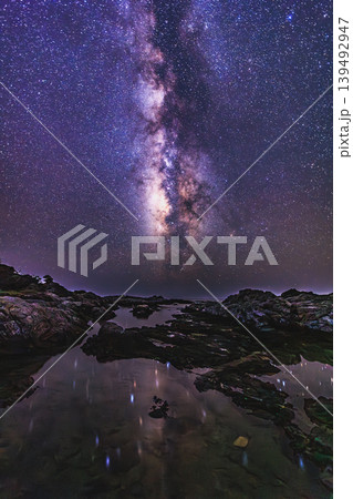 星降る塚崎海岸と幻想的な夜の海 星降る塚崎海岸と幻想的な夜の海 139492947