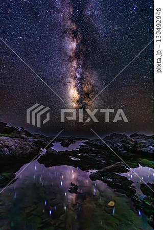屋久島塚崎海岸に輝く天の川と星空 屋久島塚崎海岸に輝く天の川と星空 139492948